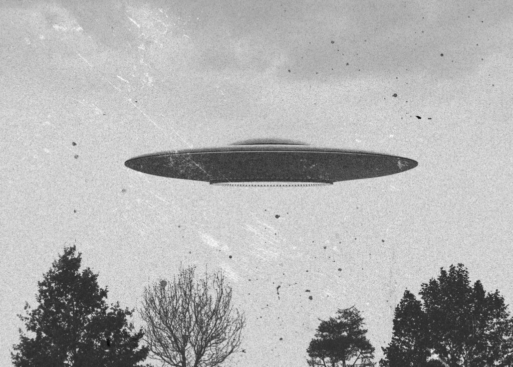 Ufo lietajúce nad stromami Ufo lietajúce nad stromami