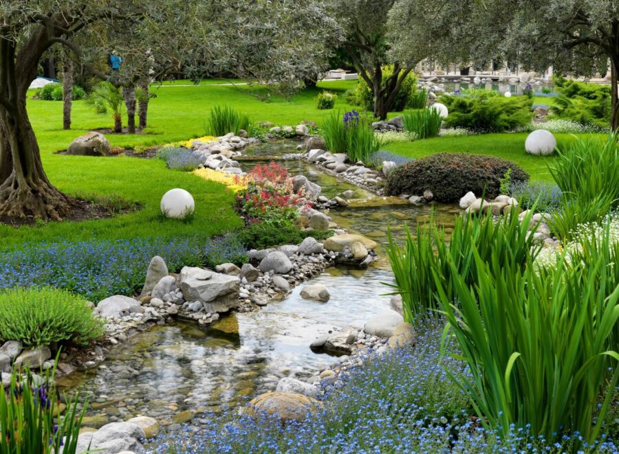 Potok tečúci cez park Potok tečúci cez park