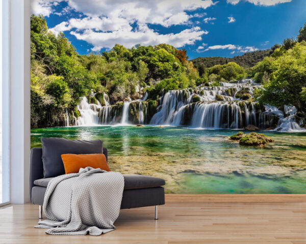 Národný park Krka obklopený stromami a modrou oblohou Národný park Krka obklopený stromami a modrou oblohou