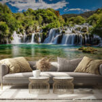 Fototapety Národný park Krka obklopený stromami a modrou oblohou