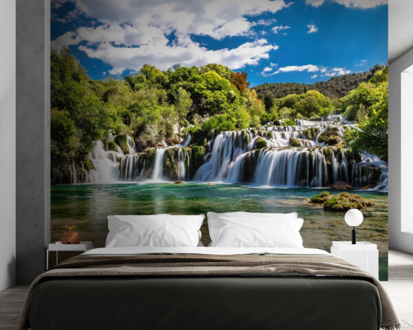 Národný park Krka obklopený stromami a modrou oblohou Národný park Krka obklopený stromami a modrou oblohou