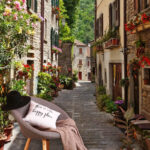 Fototapety Úzka ulica s kvetmi a rastlinami po stranách