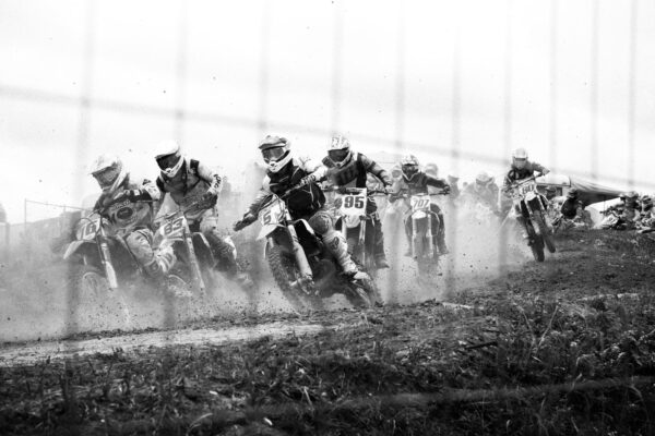 Skupina ľudí na terénnych motocykloch Skupina ľudí na terénnych motocykloch