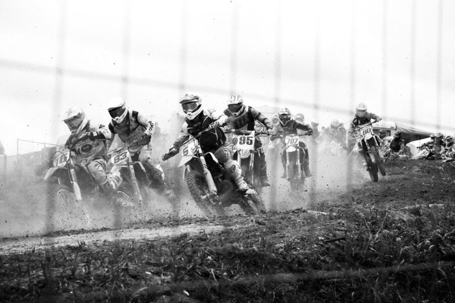 Skupina ľudí na terénnych motocykloch