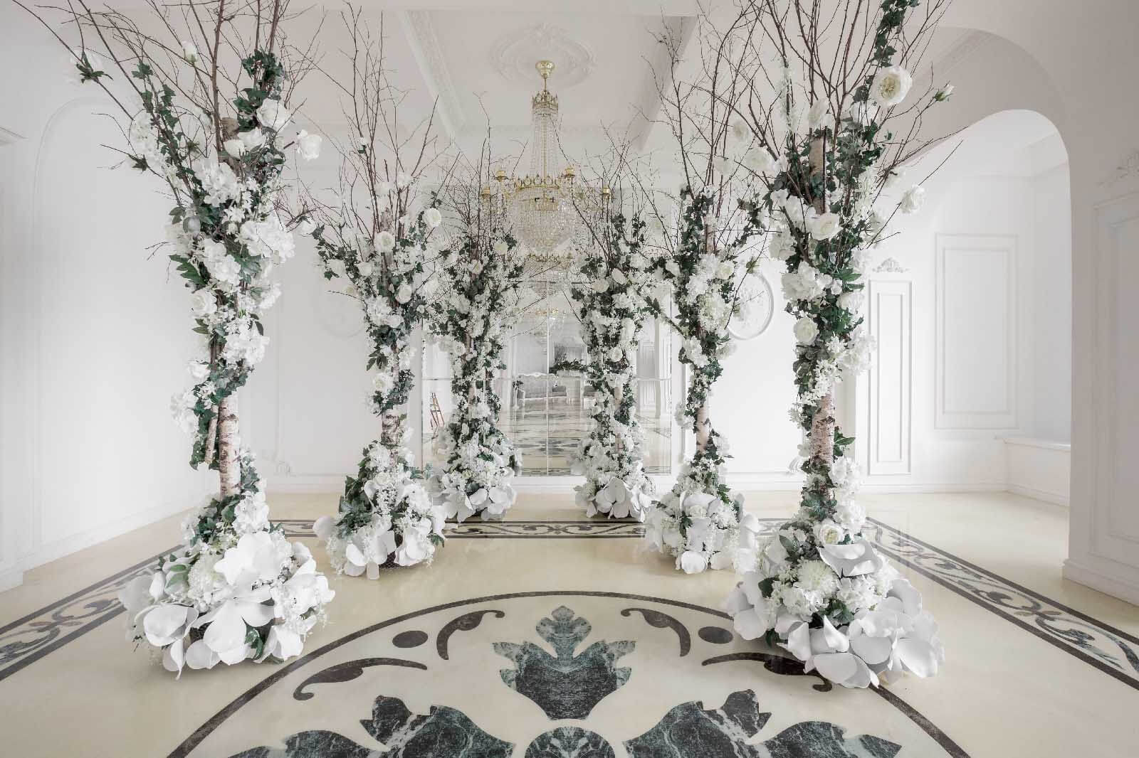 u56188p - Skupina bielych kvetov v miestnosti - tegory