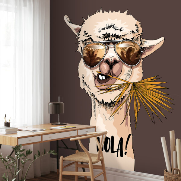Lama so slnečnými okuliarmi a jedením palmového listu Lama so slnečnými okuliarmi a jedením palmového listu