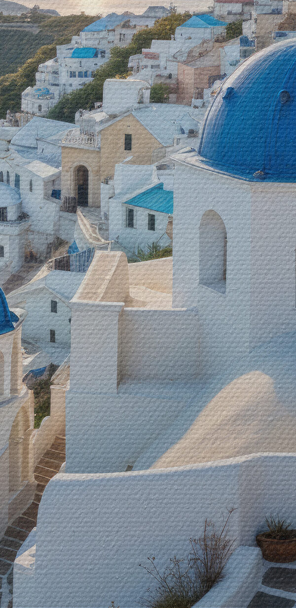 Biele budovy s modrými kupolami na kopci s vodnou plochou v pozadí Biele budovy s modrými kupolami na kopci s vodnou plochou v pozadí