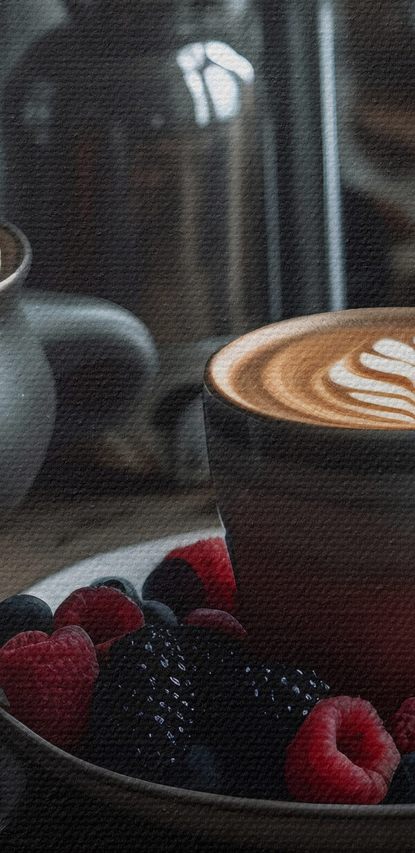 Šálka kávy s latte art na tanieri s ovocím a obilninami Šálka kávy s latte art na tanieri s ovocím a obilninami