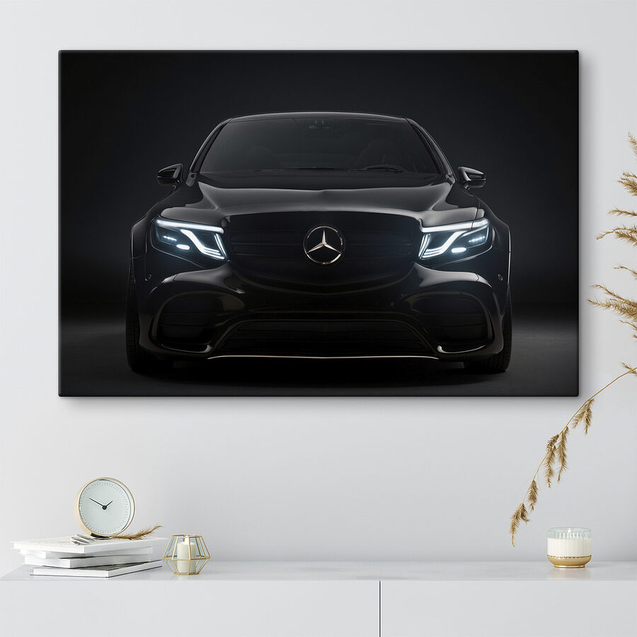 Čierne auto so zapnutými svetlami