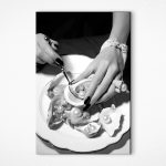 Obraz Žena drží lyžicu a ustrice