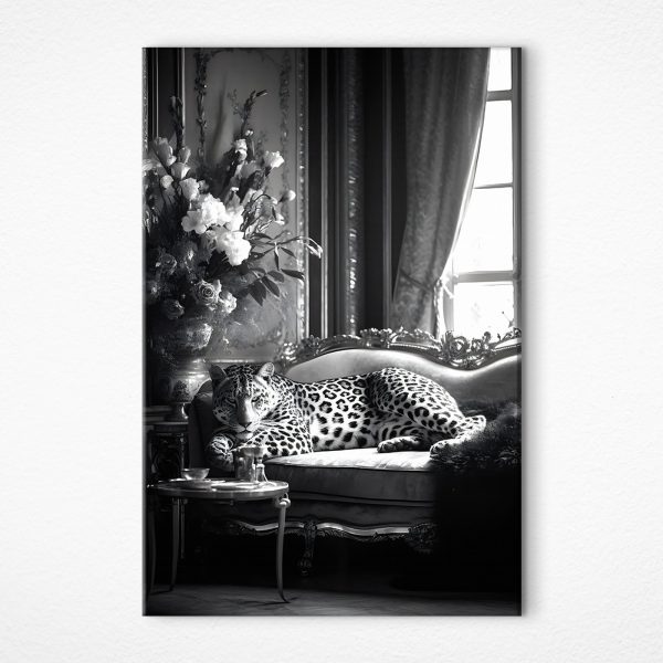 Leopard ležiaci na pohovke Leopard ležiaci na pohovke