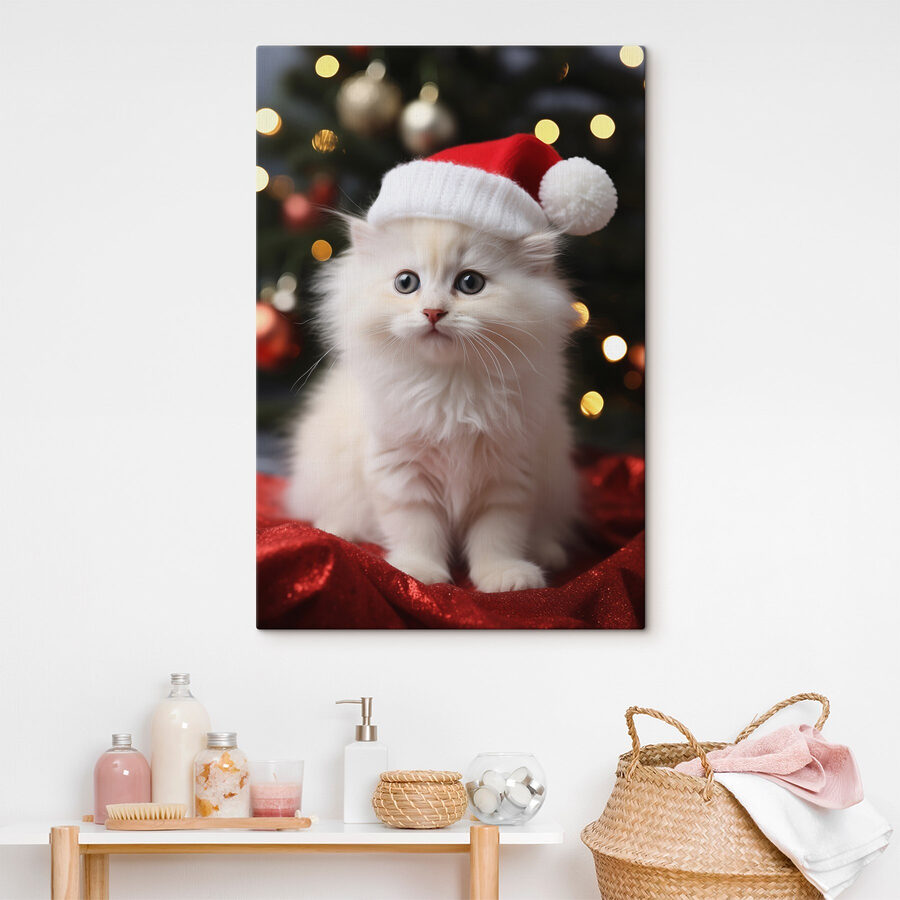 Biele mačiatko s čiapkou Santa
