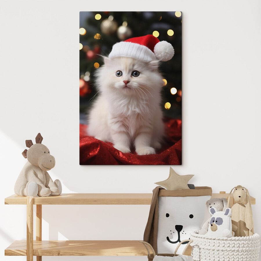 Biele mačiatko s čiapkou Santa