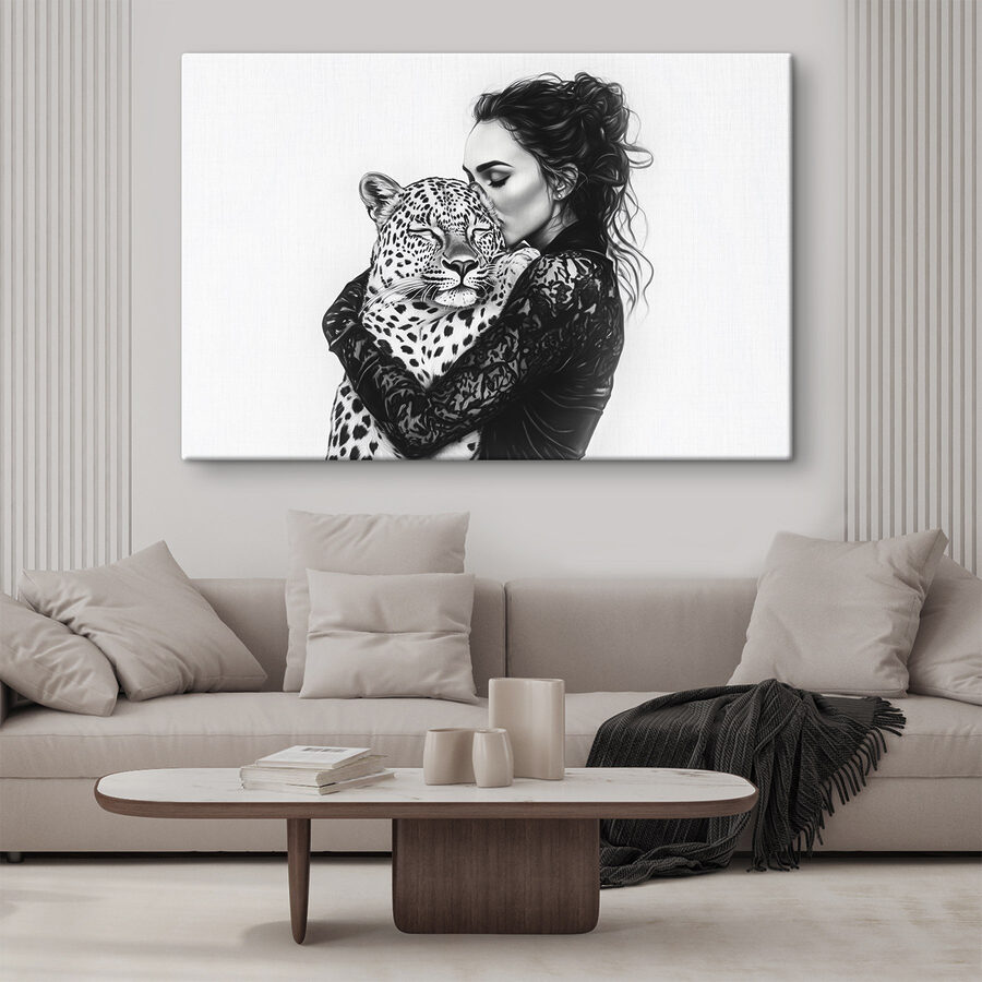 Žena objímajúca leoparda