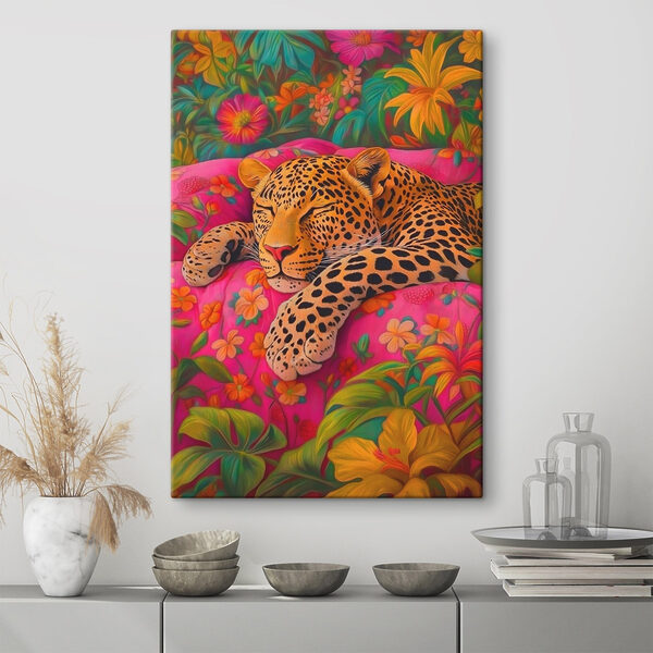 Leopard spiaci na ružovom gauči Leopard spiaci na ružovom gauči