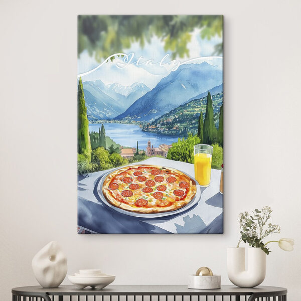 Pizza a džús na stole s horami a stromami Pizza a džús na stole s horami a stromami