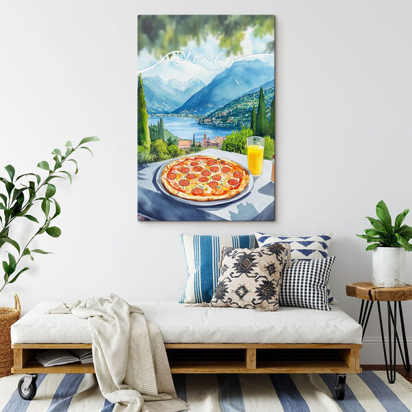 Pizza a džús na stole s horami a stromami Pizza a džús na stole s horami a stromami