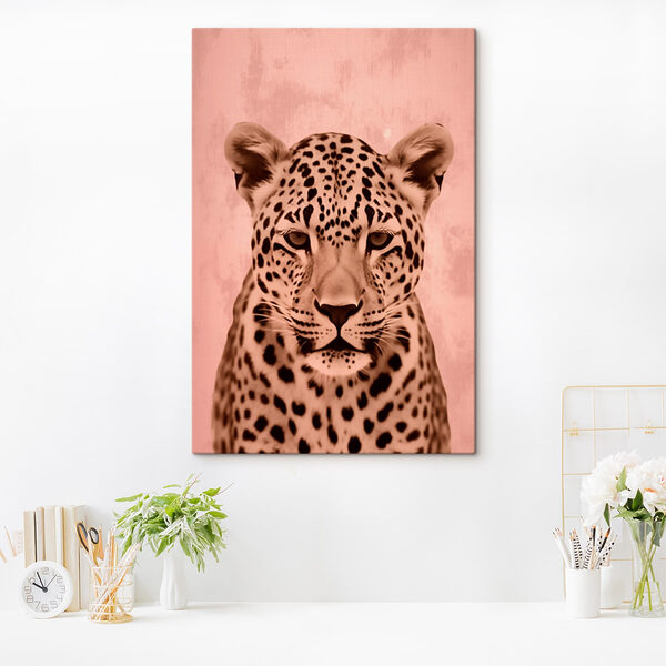 Majestátny leopard v jemných tónoch. Majestátny leopard v jemných tónoch.