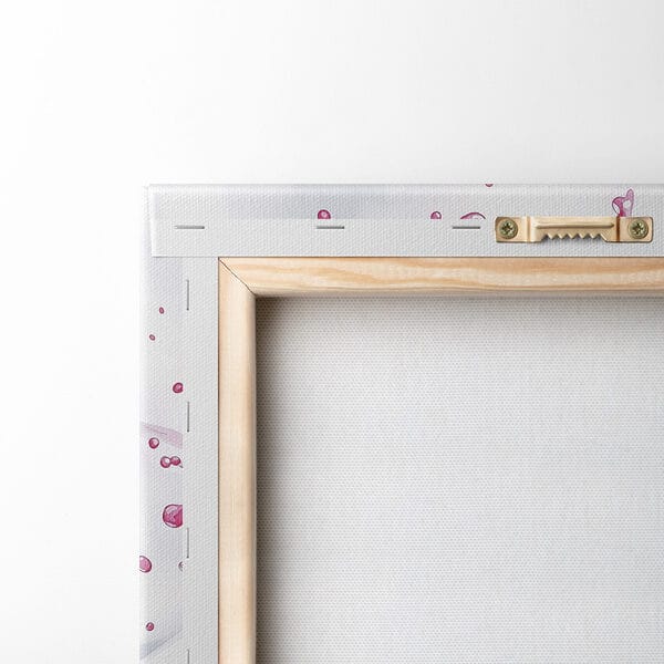 Donut s ružovou polevou a malinami striekajúci na biely tanier Donut s ružovou polevou a malinami striekajúci na biely tanier