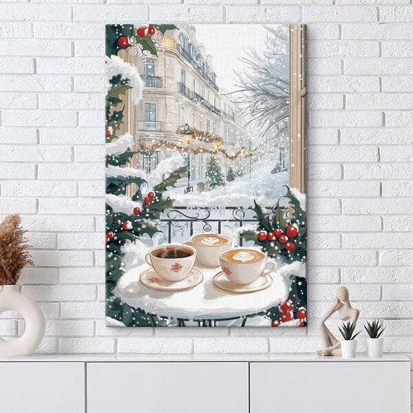Pár šálok kávy na balkóne so snehom a budovami Pár šálok kávy na balkóne so snehom a budovami