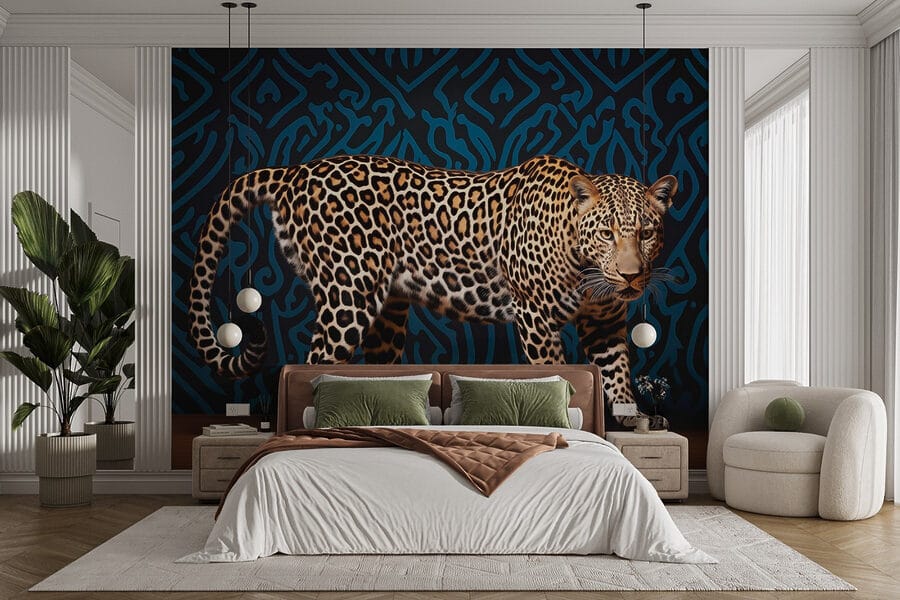 Leopard stojaci na drevenej podlahe