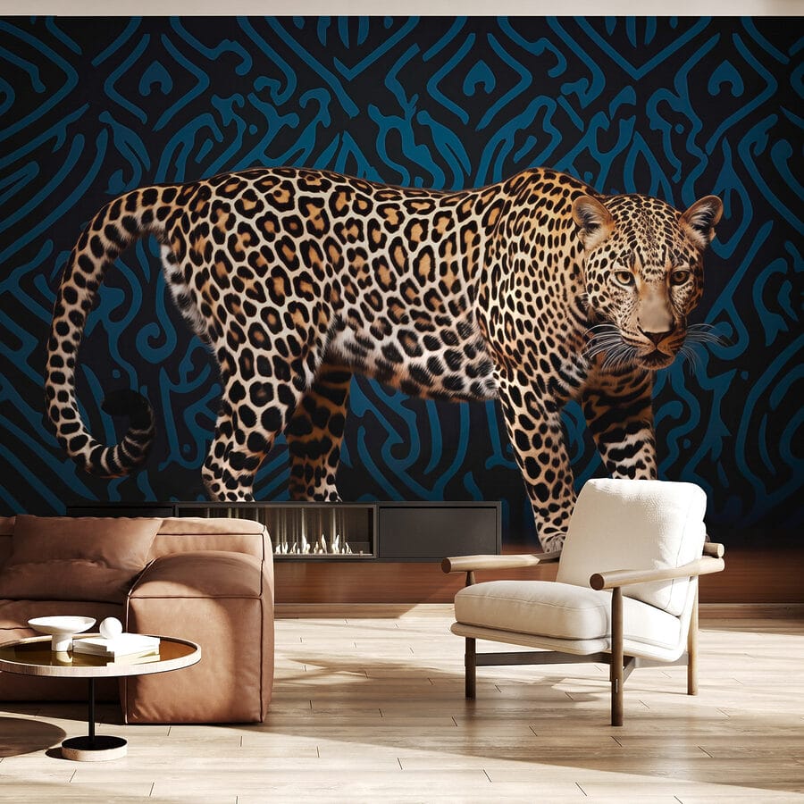 Leopard stojaci na drevenej podlahe