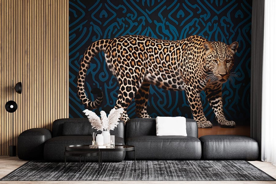 Leopard stojaci na drevenej podlahe