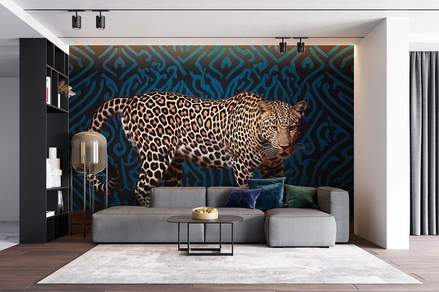 Leopard stojaci na drevenej podlahe