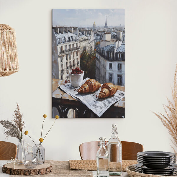 Šálka kávy a croissanty na stole s budovami v pozadí Šálka kávy a croissanty na stole s budovami v pozadí