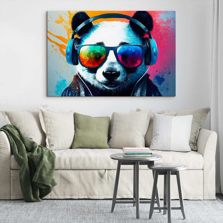 Panda so slúchadlami a slnečnými okuliarmi