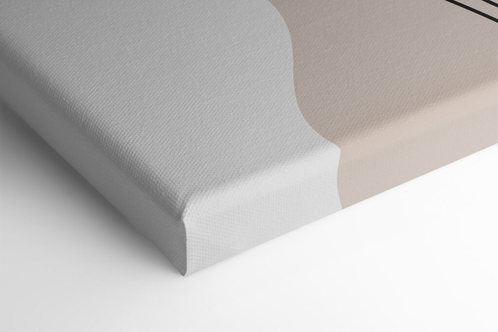 A black and white image of a necklace