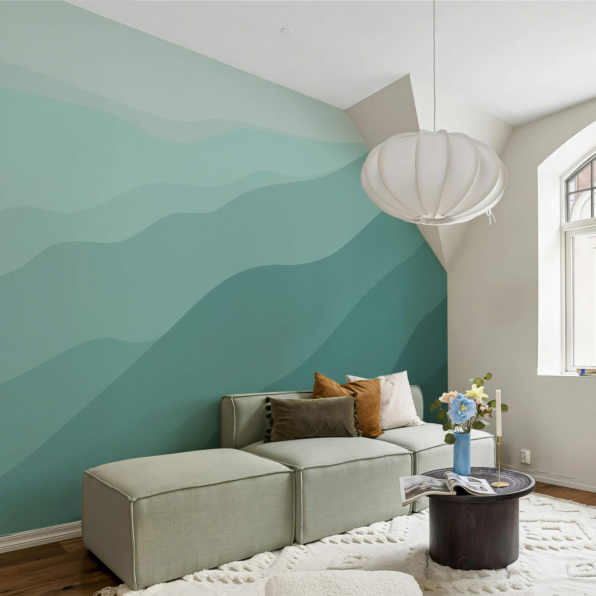 Zelené kopce s modrou oblohou