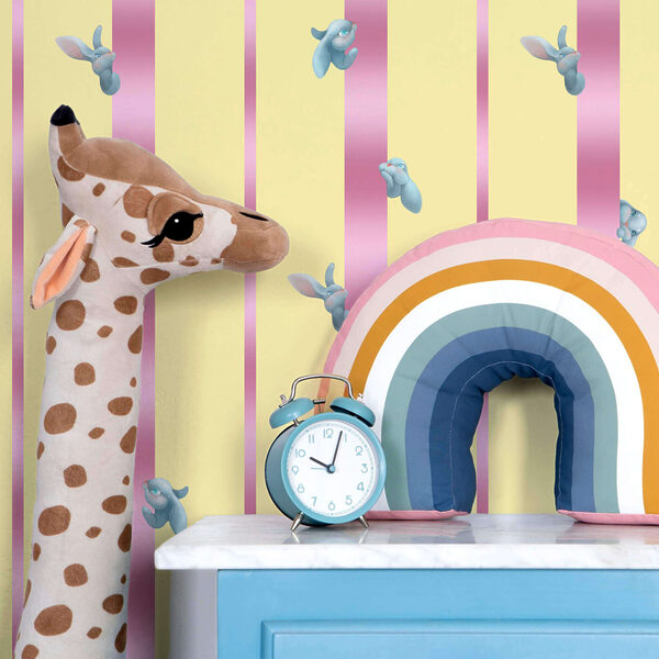 Ružovo-žlté pruhované pozadie s vtákmi a mašľami