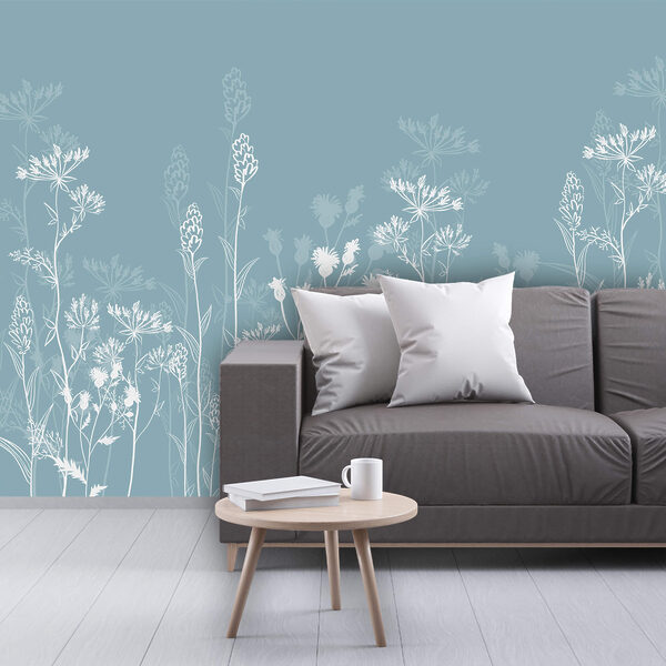 Biele kvety na modrom pozadí