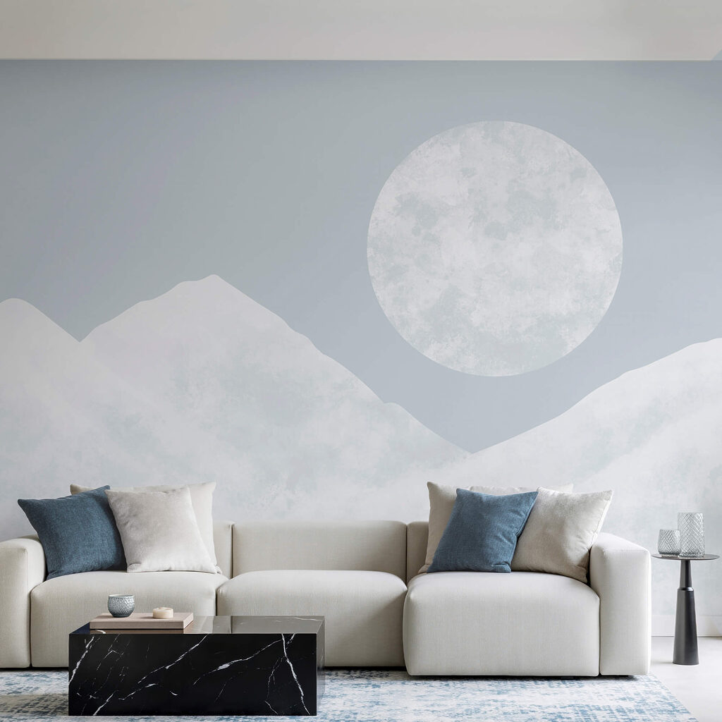 Mesiac nad zasneženou horou