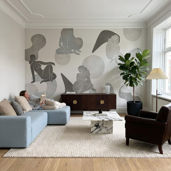 Skupina žien sediacich na bielom pozadí